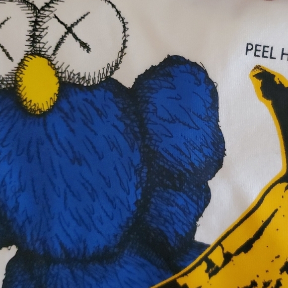 KAWS x  WARHOL Uniqlo Collab Tshirt Cookie Monster Banana New Authentic Large - Picture 10 of 10